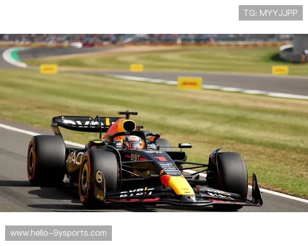 F1最新赛季激烈对决引发车迷热议各队战略博弈升级